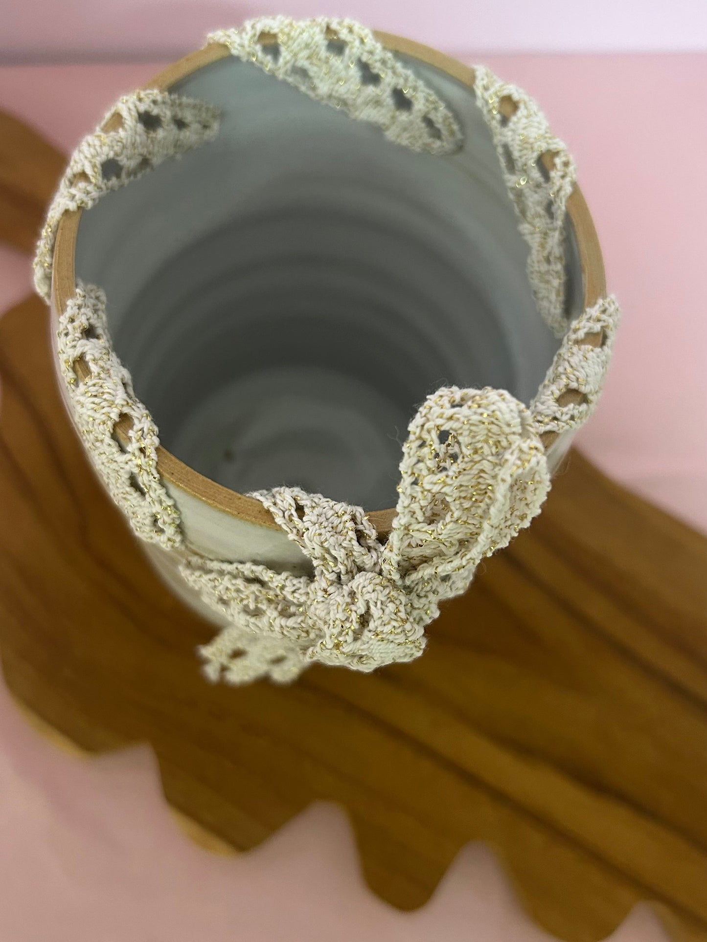 Vase Décoratif Artisanal en Céramique – Ruban de Dentelle Écrue – Fabrication Corse Fait Main Les Trésors De Ghjulia