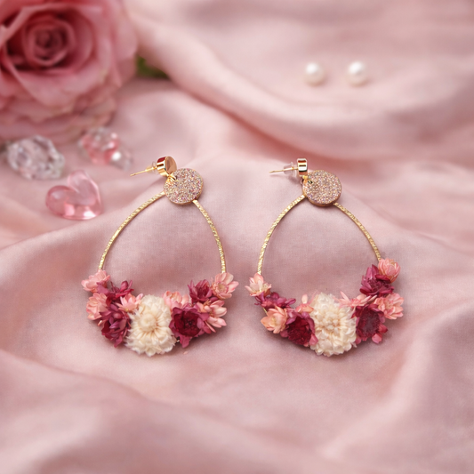 Boucles d’oreilles fleuries framboise/rose en laiton plaqué or 18 carats – ISIS – Fabrication artisanale corse Les Trésors De Ghjulia