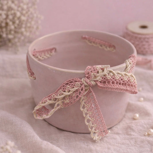 Pot Décoratif Artisanal en Céramique – Dentelle Vintage Rose et Beige – Fabrication Corse Fait Main Les Trésors De Ghjulia