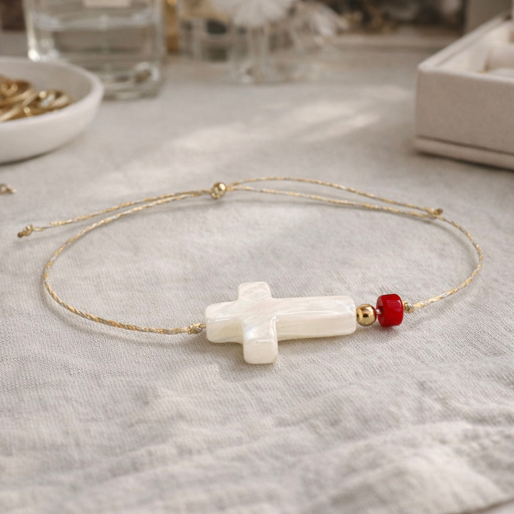 Bracelet Croix en Nacre réglable – Bijou artisanal corse, symbole de féminité et d’élégance Les Trésors De Ghjulia