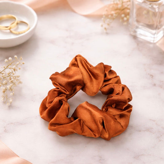 Chouchou satin Camel – Accessoire cheveux élégant – Artisanat Corse Les Trésors De Ghjulia