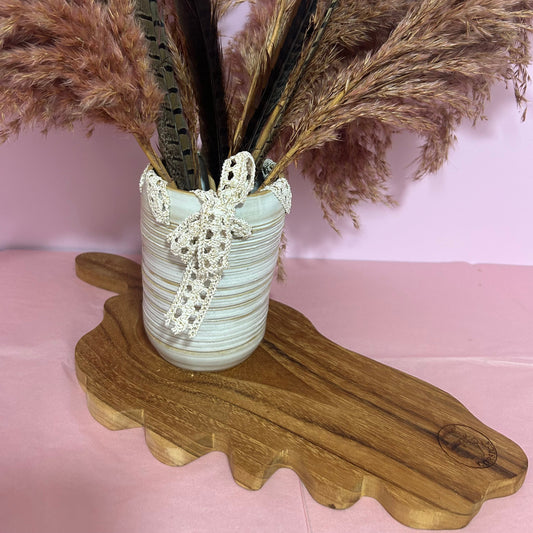 Vase Décoratif Artisanal en Céramique – Ruban de Dentelle Écrue – Fabrication Corse Fait Main Les Trésors De Ghjulia