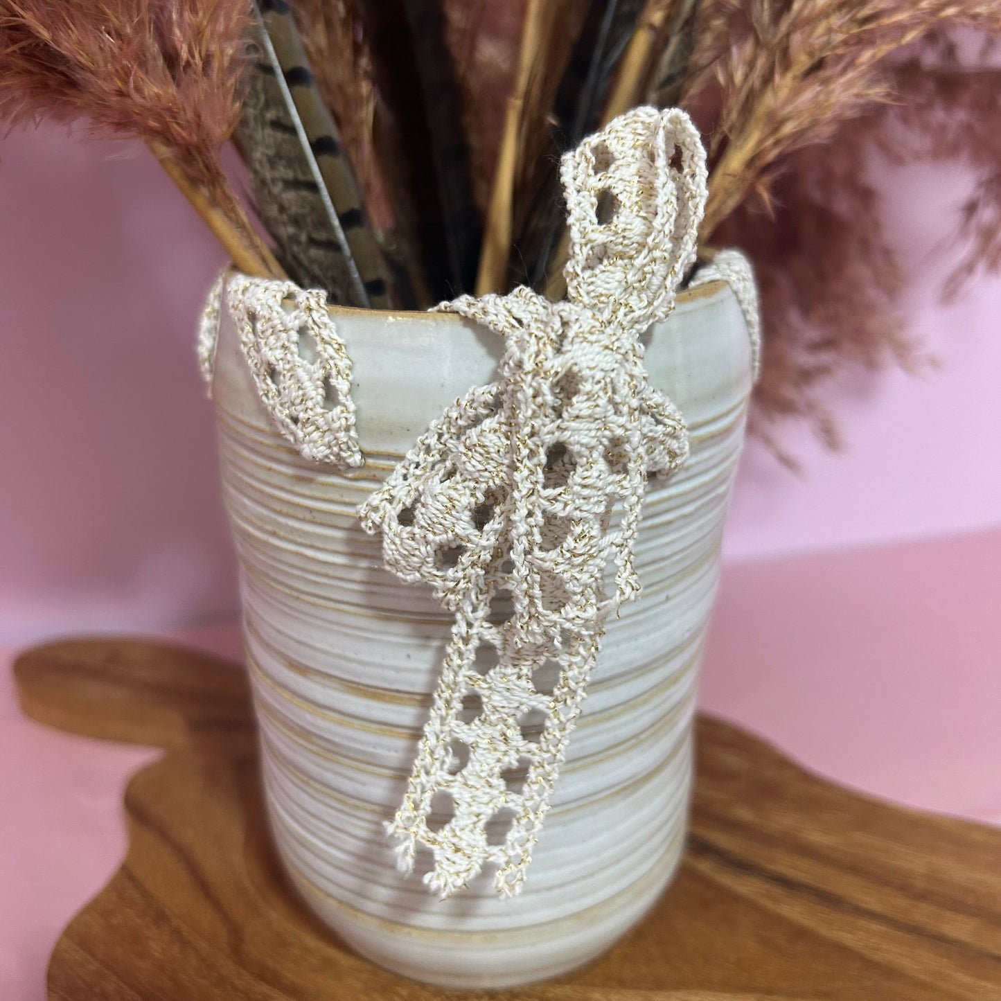 Vase Décoratif Artisanal en Céramique – Ruban de Dentelle Écrue – Fabrication Corse Fait Main Les Trésors De Ghjulia