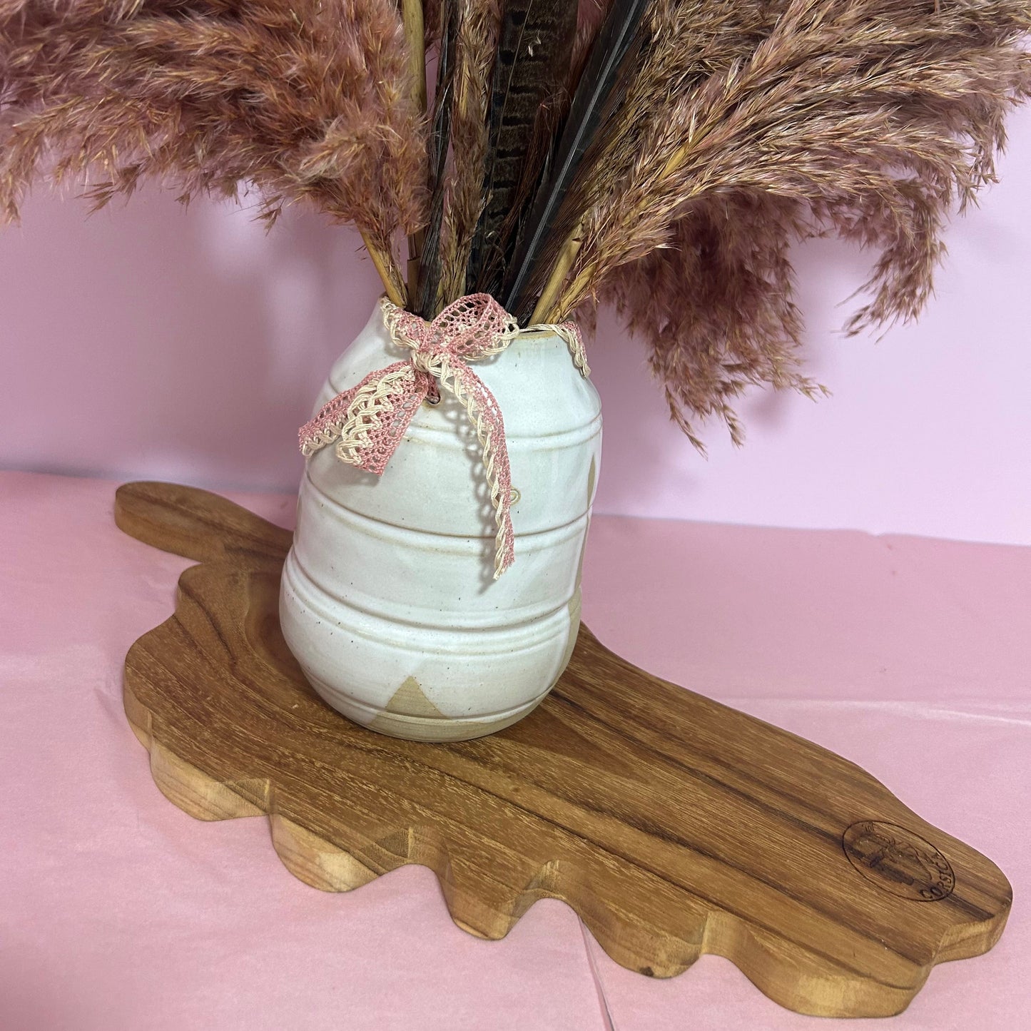 Vase Décoratif Artisanal en Céramique – Ruban de Dentelle Beige et Rose – Fabrication Corse Fait Main Les Trésors De Ghjulia