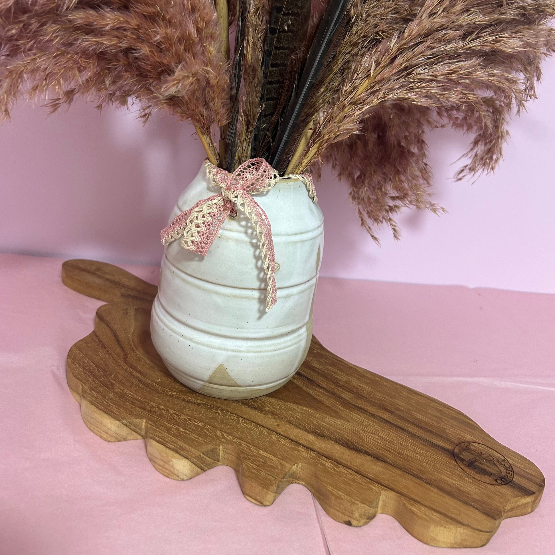Vase Décoratif Artisanal en Céramique – Ruban de Dentelle Beige et Rose – Fabrication Corse Fait Main Les Trésors De Ghjulia
