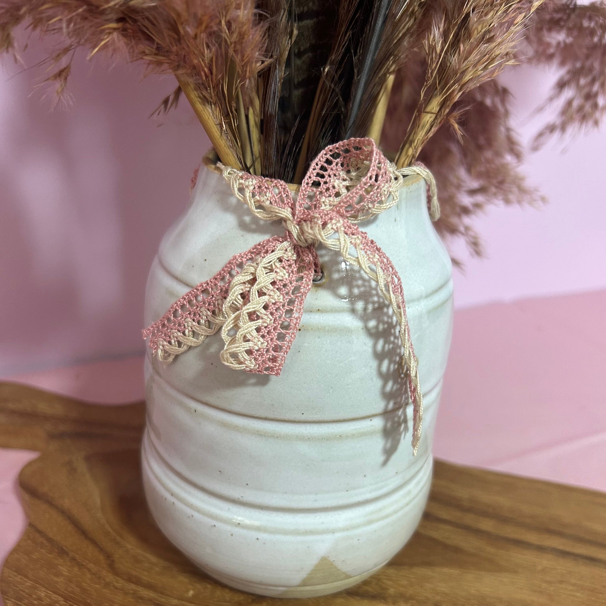 Vase Décoratif Artisanal en Céramique – Ruban de Dentelle Beige et Rose – Fabrication Corse Fait Main Les Trésors De Ghjulia