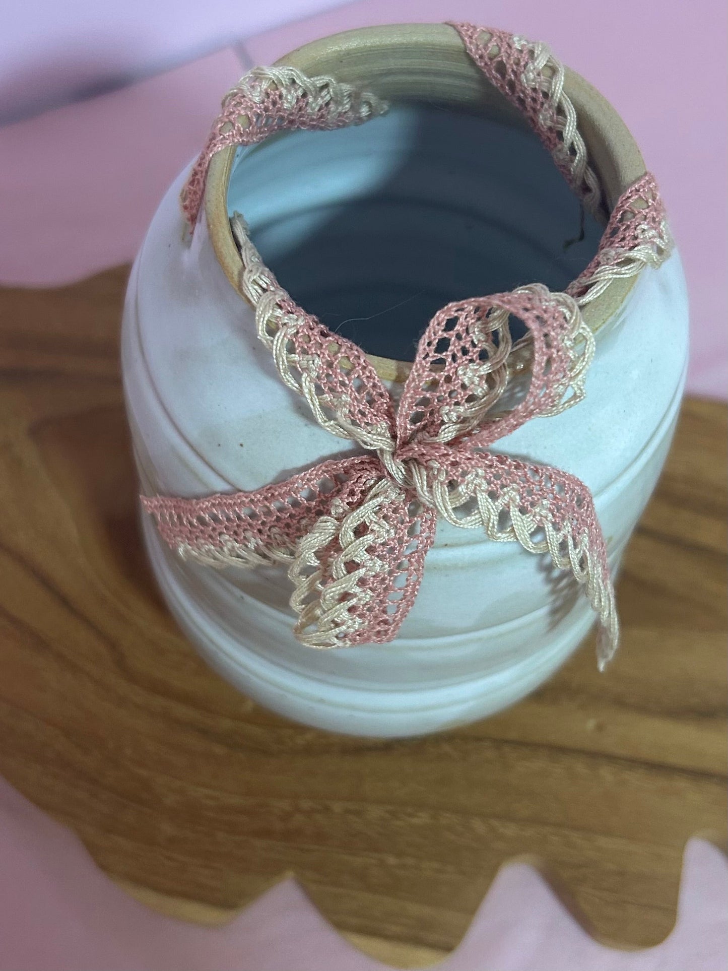 Vase Décoratif Artisanal en Céramique – Ruban de Dentelle Beige et Rose – Fabrication Corse Fait Main Les Trésors De Ghjulia