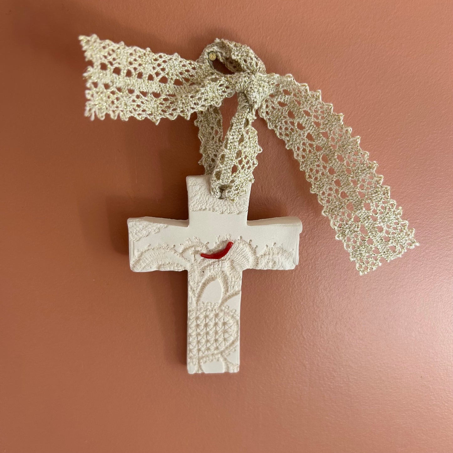 Croix Décorative Artisanale avec Corail et Ruban en Dentelle Beige et or – Fabrication Corse Les Trésors De Ghjulia