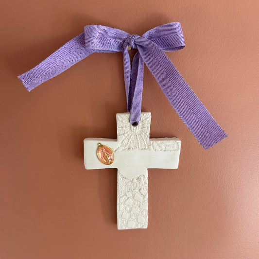 Croix Décorative Artisanale avec Médaille Rose et Ruban Violet – Fabrication Corse Les Trésors De Ghjulia