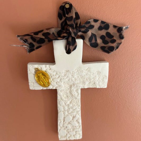 Croix Décorative Artisanale avec Médaille et Ruban Imprimé Léopard – Fabrication Corse Les Trésors De Ghjulia