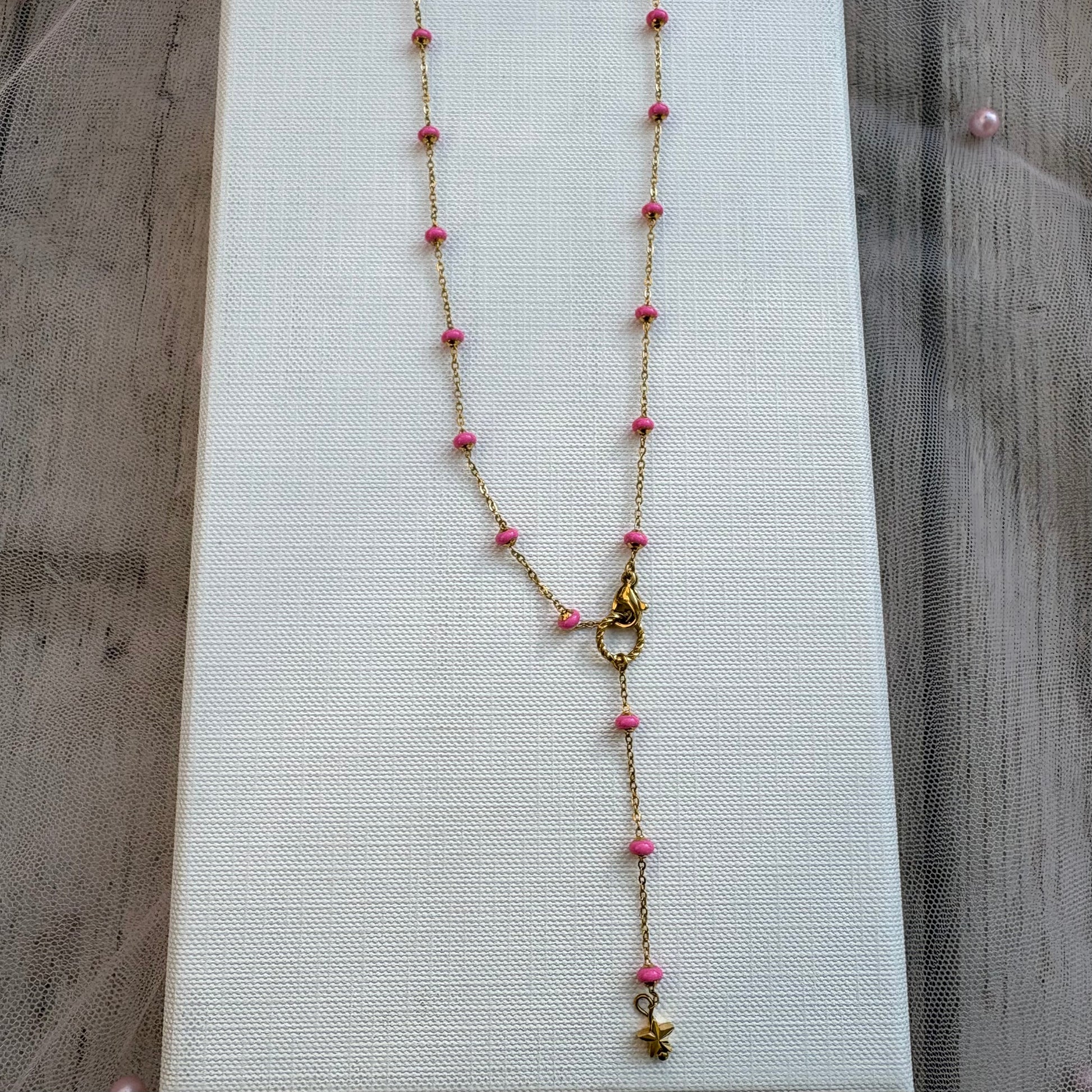 Chaîne ILANA – Bijou artisanal Made in Corsica - Doré & Perles Roses - Finition Étoile et Acier Inoxydable Les Trésors De Ghjulia